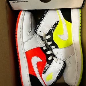 Crimson mid jordan 1